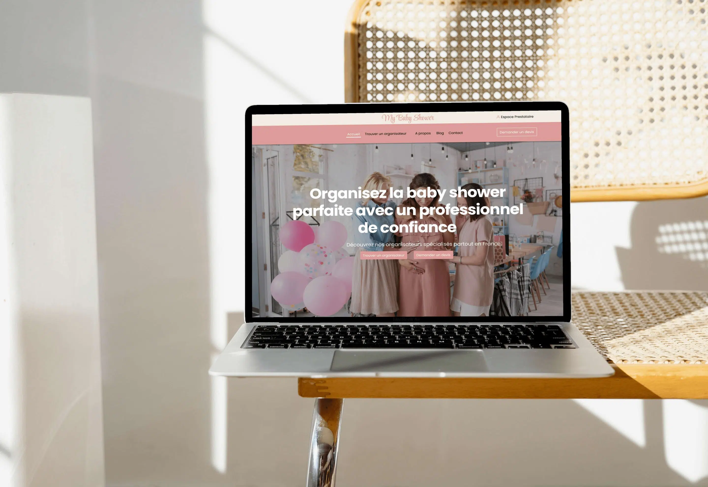 Exemple de site WordPress pour organiser une Baby Shower – présenté sur MacBook Air